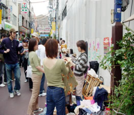 ���i�͎E���i�ȍH������̑O���A�o�X�҂Ƃ��q�l�łɂ��킢�܂�